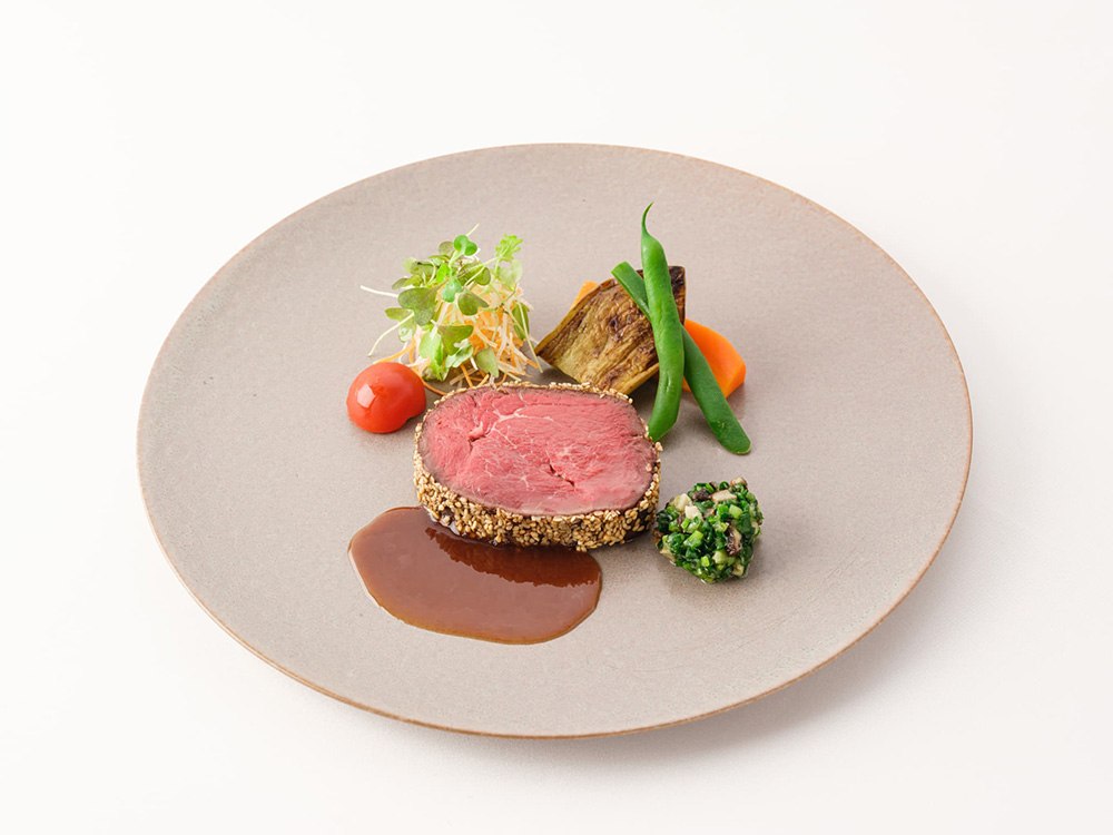 特選牛フィレ肉の白胡麻ロースト 2種の和風ソースで