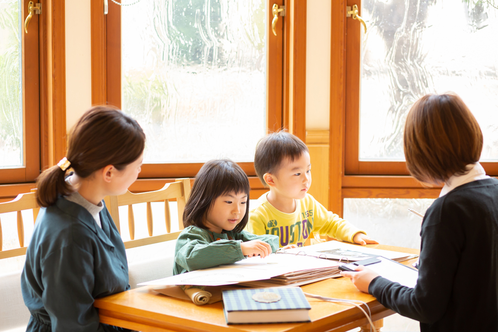 子どもと一緒に打ち合わせ