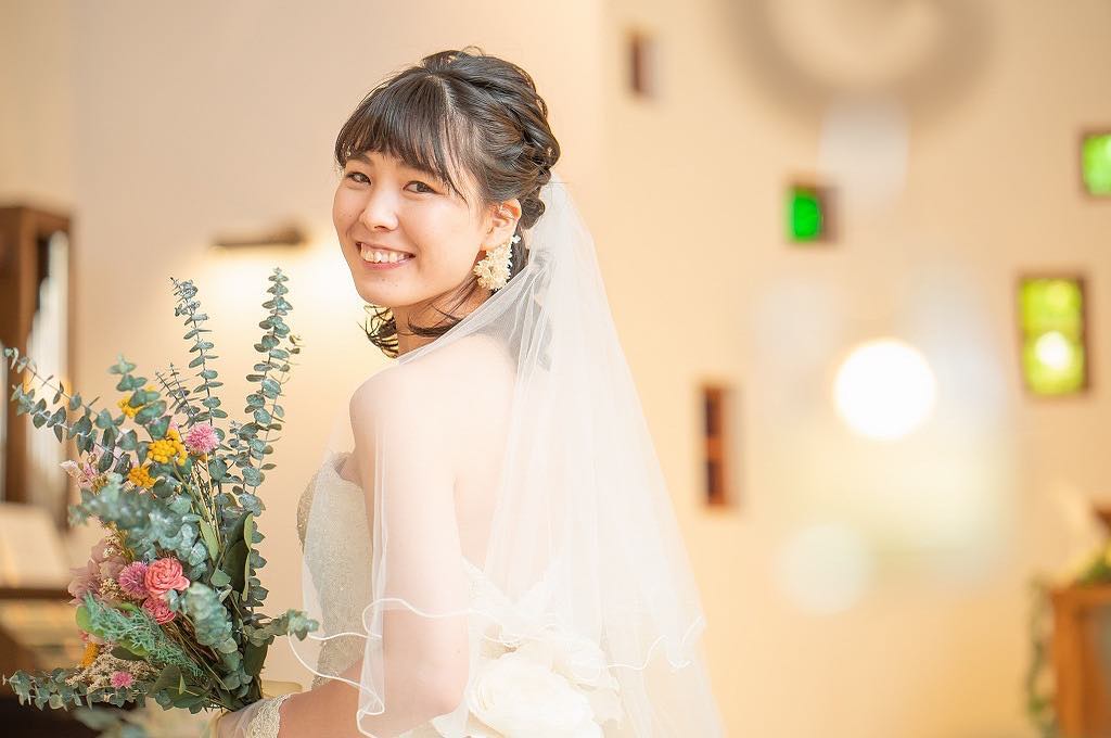 緊張の一瞬もおふたりをサポート！結婚式当日、一番近い存在のヘアメイクアドバイザー 岩井 渚さんの姿