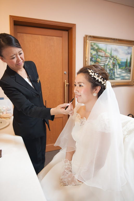 緊張の一瞬もおふたりをサポート！結婚式当日、一番近い存在のヘアメイクアドバイザー 岩井 渚さんの姿