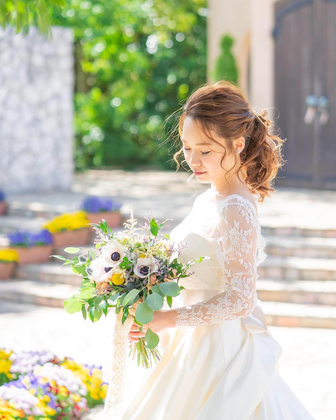 緊張の一瞬もおふたりをサポート！結婚式当日、一番近い存在のヘアメイクアドバイザー 岩井 渚さんの姿