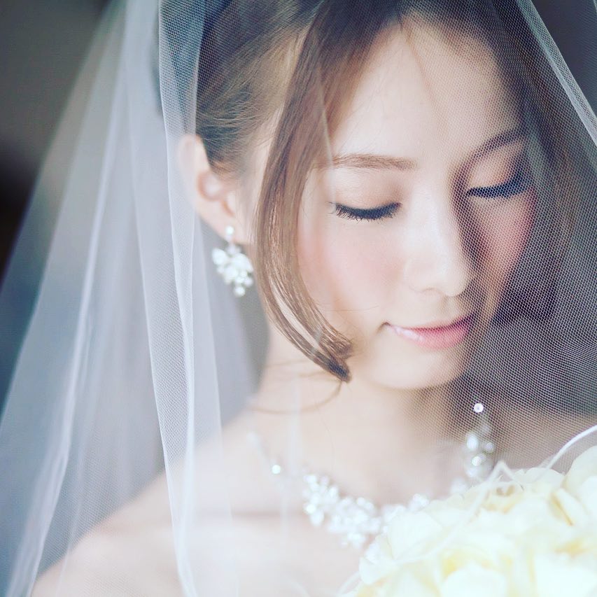 緊張の一瞬もおふたりをサポート！結婚式当日、一番近い存在のヘアメイクアドバイザー 岩井 渚さんの姿