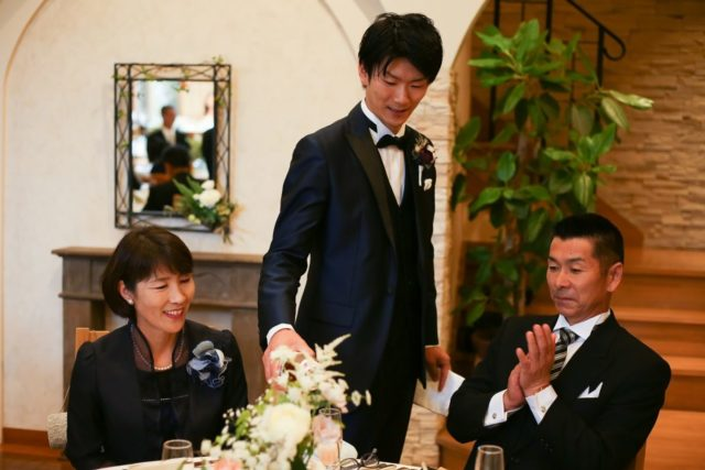 結婚式の演出：シャンパンサーブ