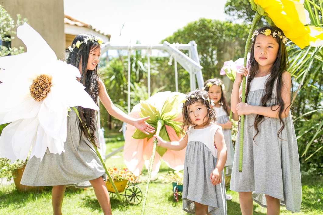 大きな花を持つ少女