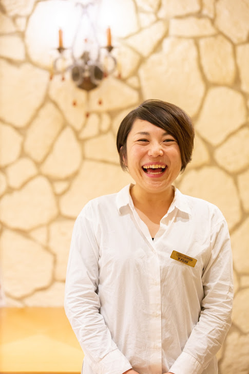 あふれる笑顔でHAPPYを届けるドレスコーディネーター藤井 由美子さんの姿
