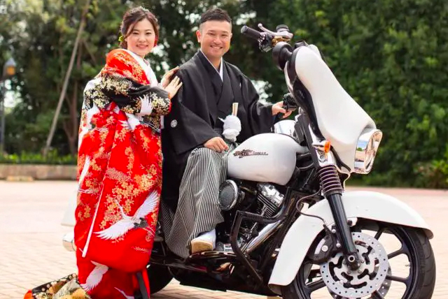 結婚式和装でバイク